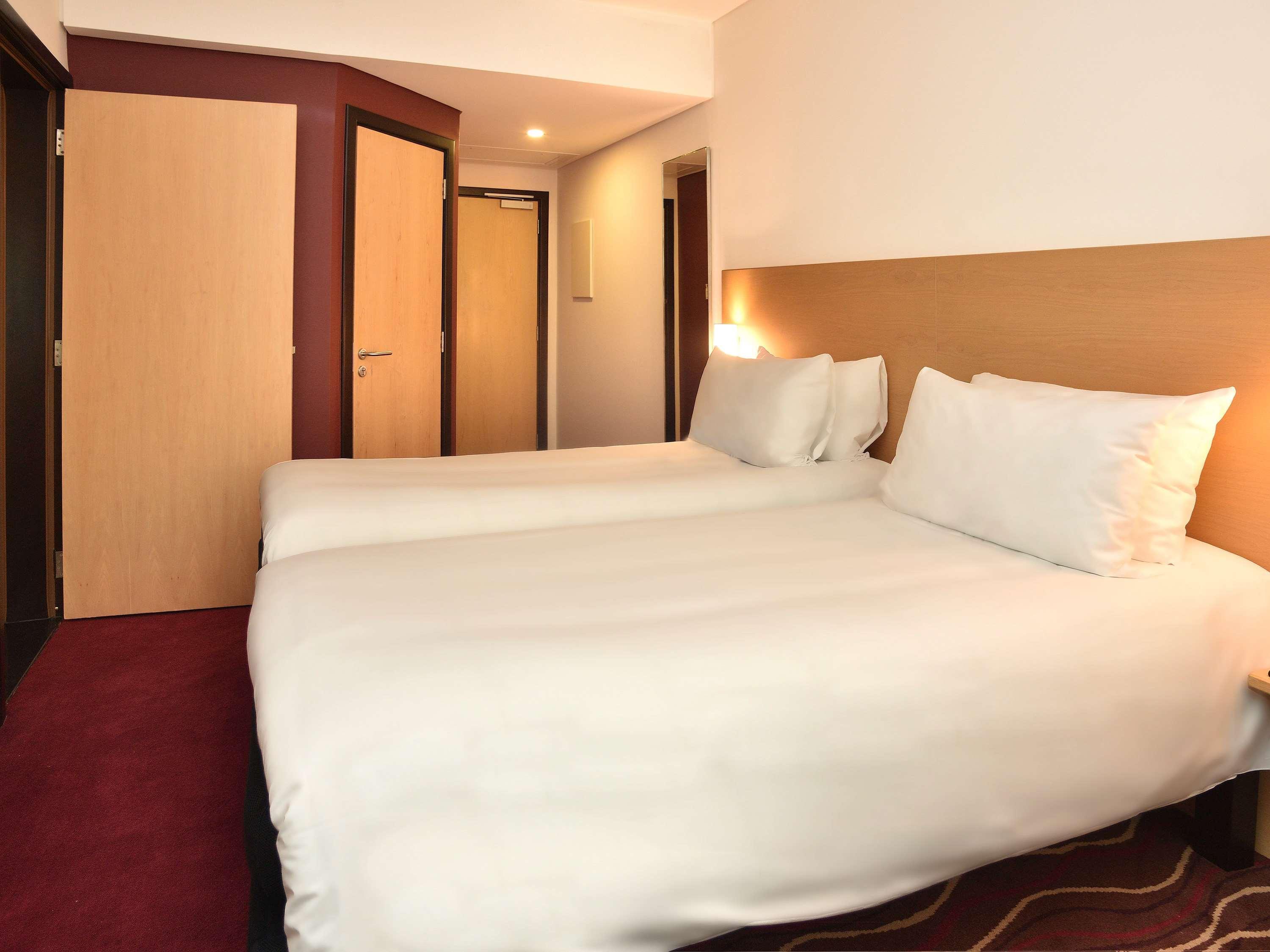 ibis Seef Al-Manamah Bagian luar foto