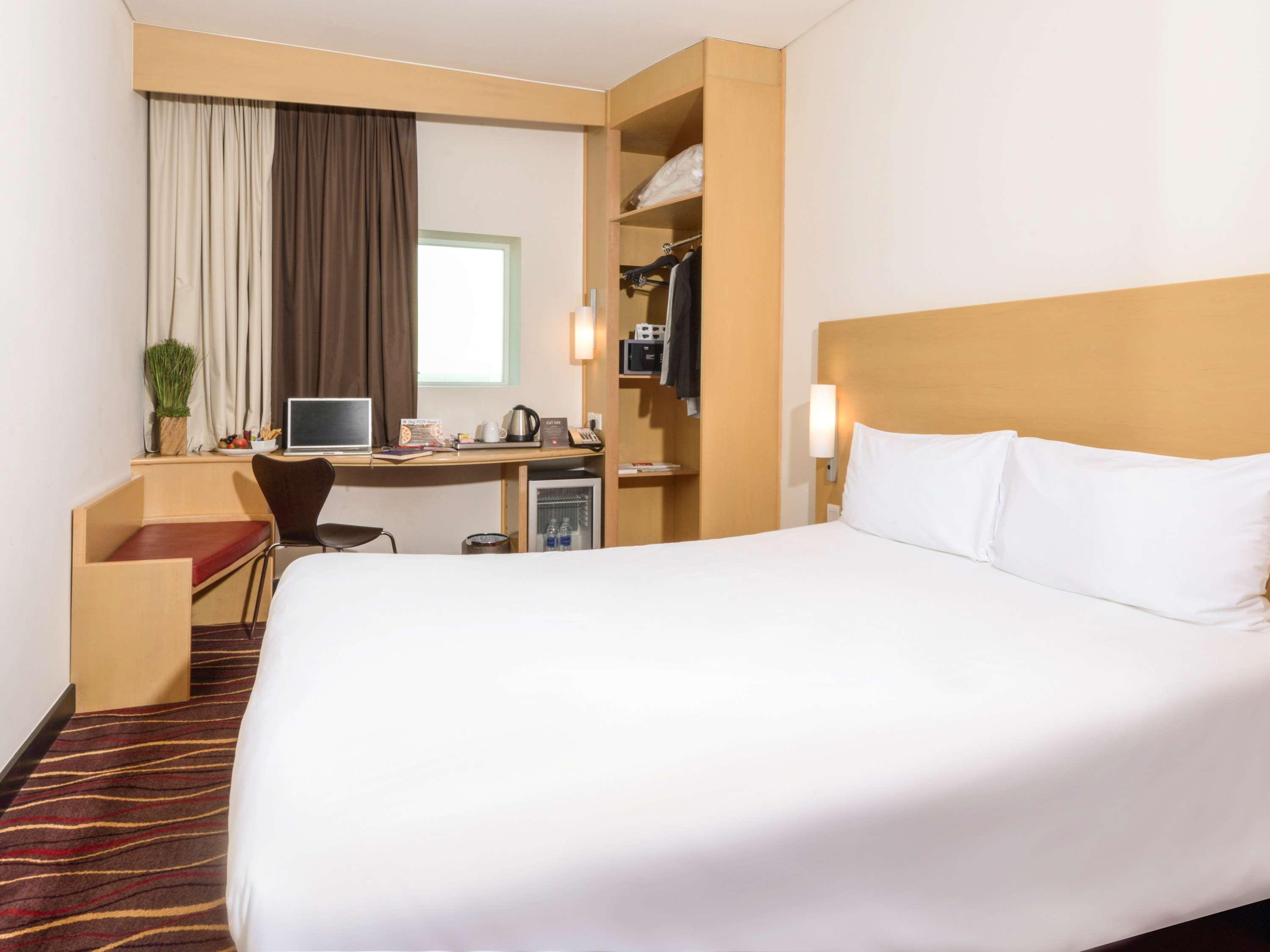 ibis Seef Al-Manamah Bagian luar foto