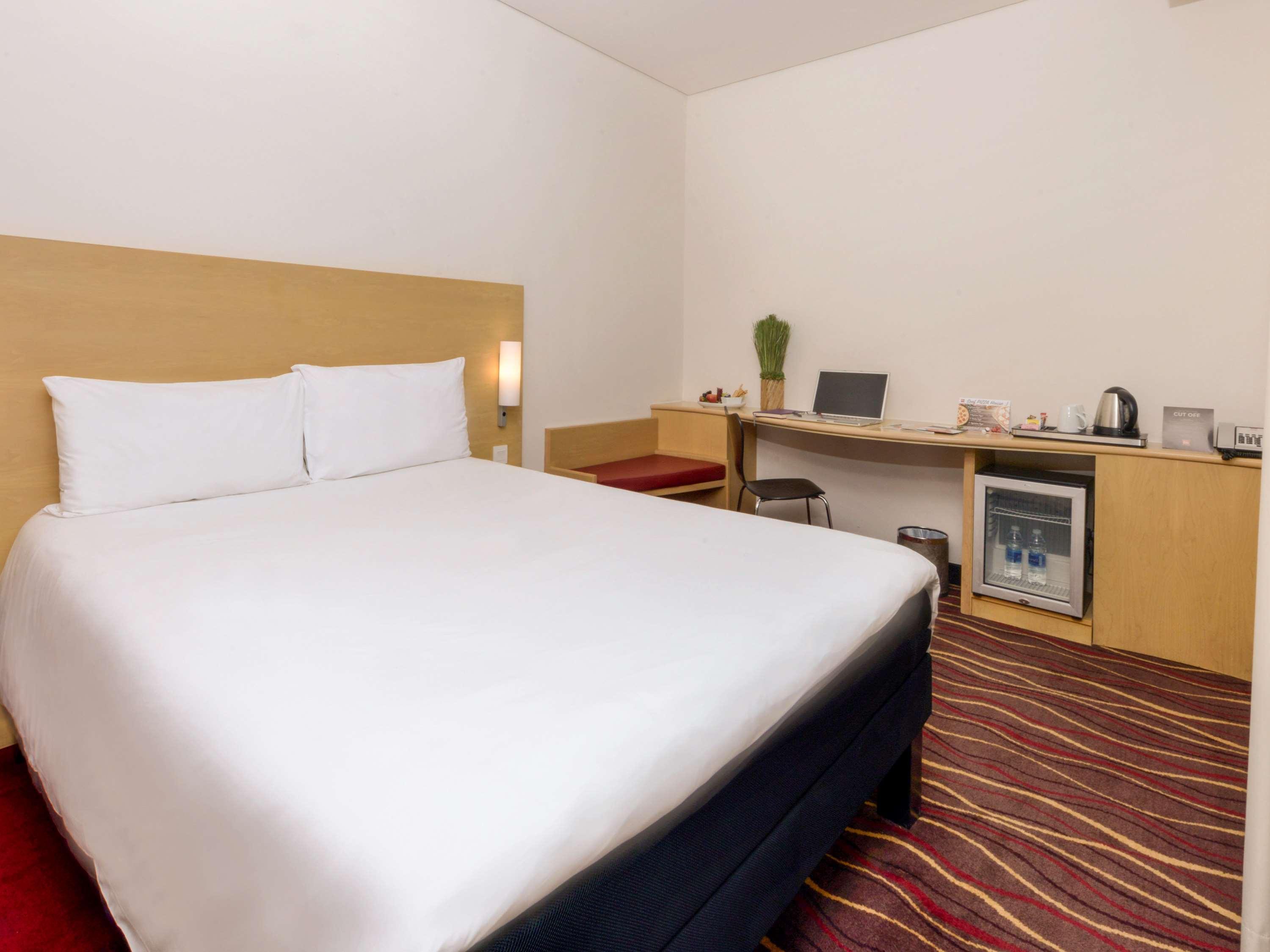 ibis Seef Al-Manamah Bagian luar foto