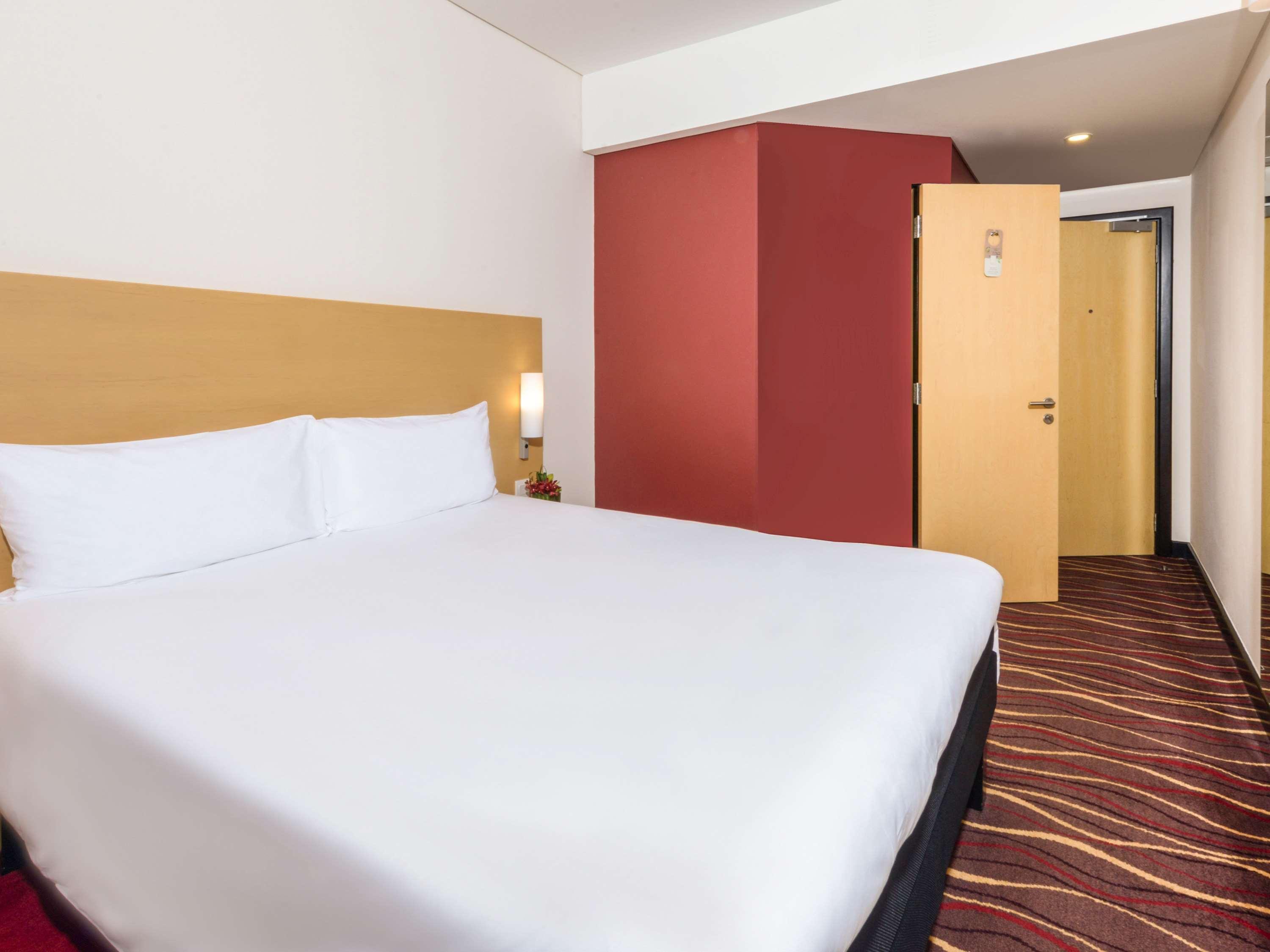 ibis Seef Al-Manamah Bagian luar foto