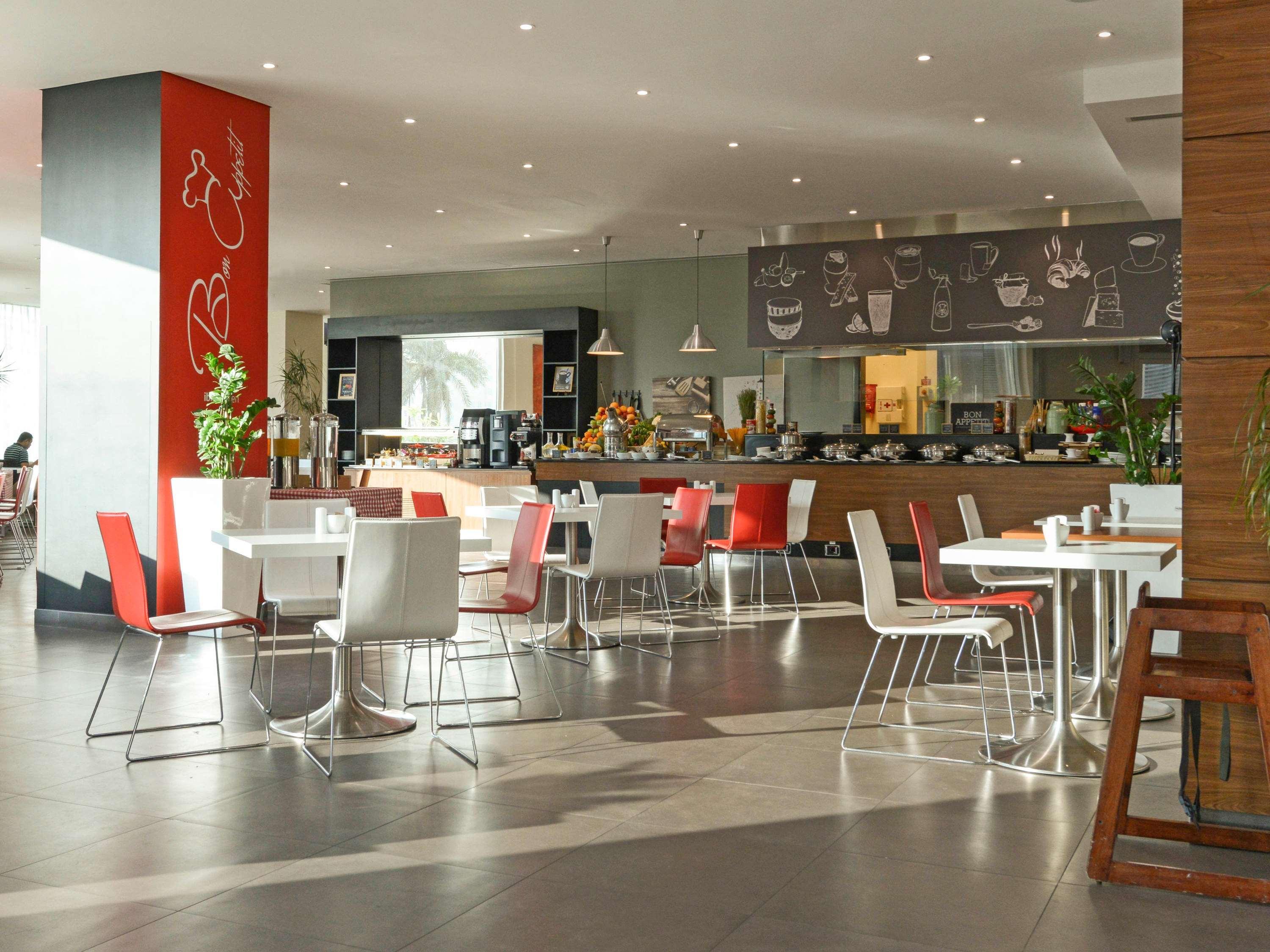 ibis Seef Al-Manamah Bagian luar foto